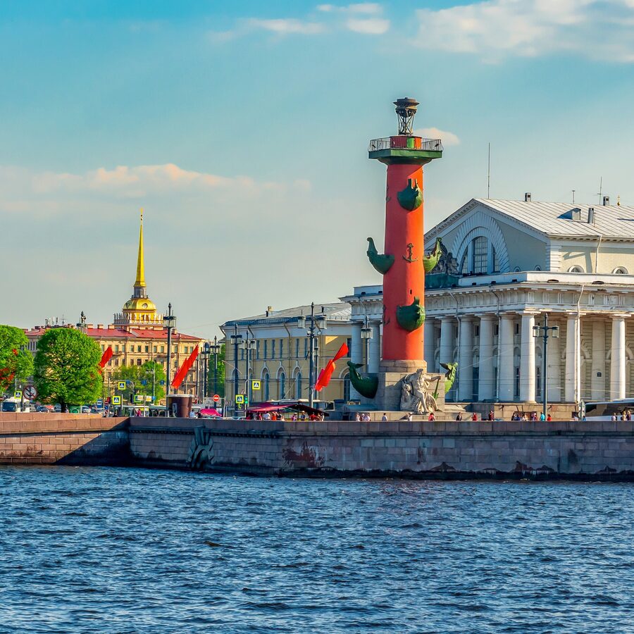 Ростральные колонны на В. О.